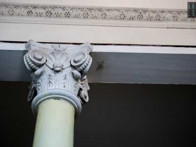 Delle snelle colonne con ricchi capitelli a volute tagliano a met� la sala e reggono un architrave sormontato da un cornicione, che corre lungo tutto il perimetro della stanza...